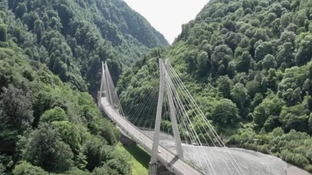 Modern kabel-stannade väg bro Sotji Ryssland. bilar trafik bland höga berg ravinen floden. Vackert naturlandskap Adler. Landmärke för resor. — Stockvideo