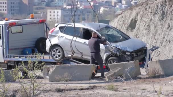 Una grúa sacó el coche destrozado de un agujero profundo. Evacuador. La víctima del accidente. Incidente. Evento seguro. — Vídeos de Stock