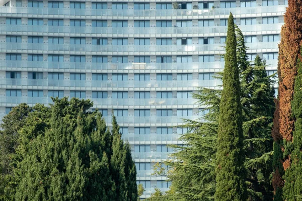 高近代的なアパートの建物のファサード。不動産の背景 — ストック写真