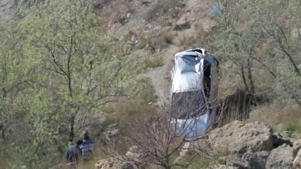 Una grúa sacó el coche destrozado de un agujero profundo. Evacuador. La víctima del accidente. Incidente. Evento seguro. — Vídeos de Stock