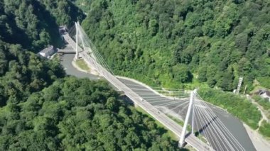 Kablolu köprü manzarası ve Sochi 'den Krasnaya Polyana' ya yeni bir otoyol, Rusya.