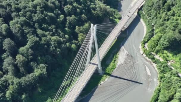 Widok z lotu ptaka na most linowy i nową autostradę z Soczi do Krasnaya Polyana, Rosja. — Wideo stockowe