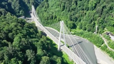 Kablolu köprü manzarası ve Sochi 'den Krasnaya Polyana' ya yeni bir otoyol, Rusya.