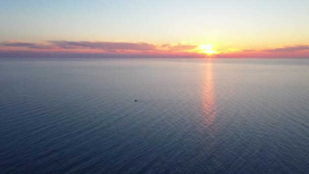 海のビデオの上に赤い夕日。太陽は地平線に触れる。赤い空、黄色の太陽と素晴らしい海。夏の夕日の海。海のビーチの夕日。流出した雲の中の太陽。ボートだ。ヨット. — ストック動画