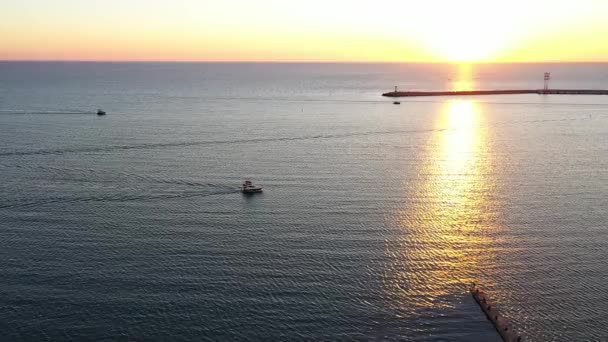 Voar tiro aéreo sobre pequeno barco turístico Vela para o belo pôr do sol do mar no destino de férias exóticas Destino tropical Férias de verão Destino de fuga de verão Conceito — Vídeo de Stock