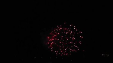 Yeni yıl, doğum günü, düğün ya da diğer kutlamalar için siyah zemin üzerine havai fişeklerin parlak renkli bir parçasının patlaması..