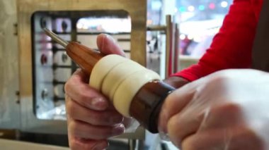 Prag Gıda, Turizm konularında çok popüler olan Trdelnik hamur işleri yapma süreci. 
