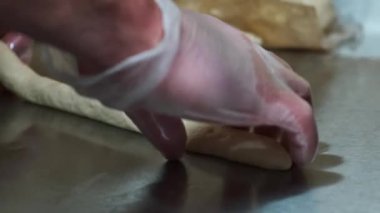 Geleneksel Avrupa usulü tatlı çörek trdelnik pişiriyorum. Mangırı açıyorum. El yapımı iş. Yemek pişirmek. Mutfağa. Metal Tablo