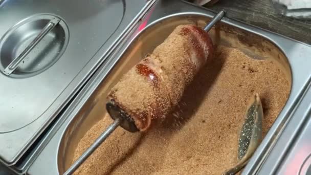 Cocinar un bollo dulce europeo tradicional en un mercado callejero. Trdelnik — Vídeos de Stock