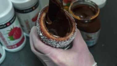 Çek ulusal hamur işi Trdelnik çöreği ve sokak yemekleri festivalinde çeşitli şekerlemeler.