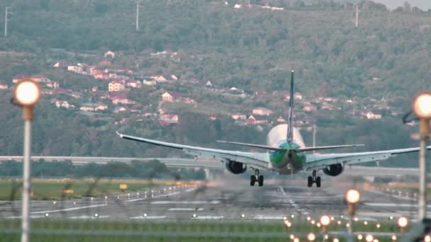 Commercieel Jet Vliegtuig Landing op landingsbaan luchthaven. Vervagend. Geen focus — Stockvideo