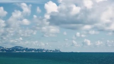 Yaz deniz manzarası üzerinde güzel yüksek irtifa bulutları. Hava hipervanesi, 4K UHD.Sochi