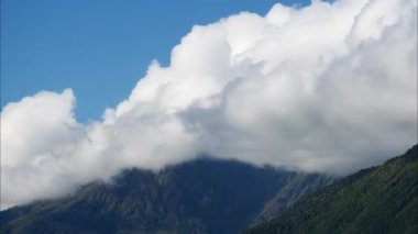 Dağda akan bulutların zaman akışı. Soçi, Rusya