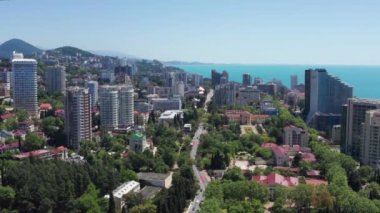 Hava görüntüsü. Soçi, Rusya şehir merkezinin panoramik görüntüsü. Şehir plajı. Karadeniz 'deki uzun ve güzel binalar. Pahalı otel.. 