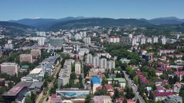 空中视频拍摄。索契市中心的鸟瞰全景。晴朗的晴天。位于高山背景下的城市. — 图库视频影像