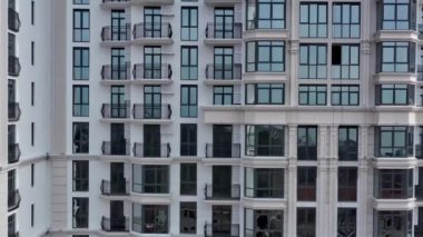 Modern yüksek katlı apartman kompleksinin hava görüntüsü. Çok pencereli ve bulutlu büyük bir bina, Soçi Rusya