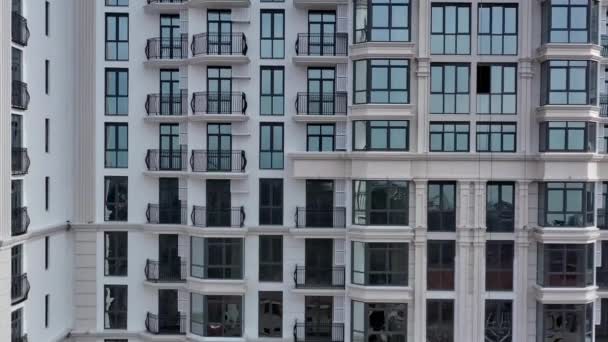 Vue aérienne du complexe moderne d'appartements de grande hauteur. Grand bâtiment avec de nombreuses fenêtres et ciel avec des nuages, Sotchi Russie — Video