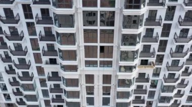 Modern yüksek katlı apartman kompleksinin hava görüntüsü. Çok pencereli büyük bir bina. Mavi gökyüzü bulutlu, Soçi Rusya.
