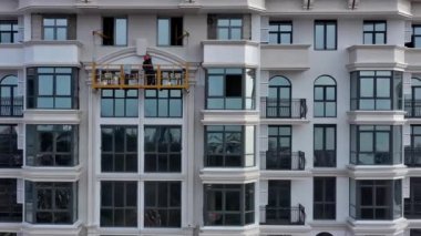 Modern şehir bölgesindeki tipik yeni konut aydınlatma duvarlarının hava aracı görüntüsü. Soçi, Rusya