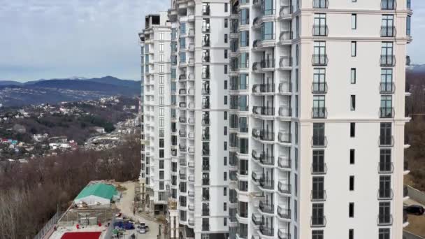 Exterior de vivienda residencial. tiro de edificio moderno de gran altura contra el cielo azul. sochi, Rusia — Vídeo de stock