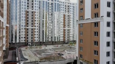 Yüksek katlı bir bina. Quadrocopter ile yapılan video. Hava manzaralı. Konforlu kasaba binaları. Modern Apartman Binaları. 