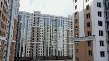 Yüksek katlı bir bina. Quadrocopter ile yapılan video. Hava manzaralı. Konforlu kasaba binaları. Modern Apartman Binaları. 