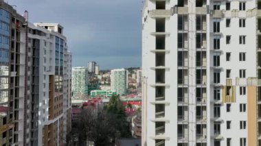 Konut kompleksi olan şehir manzarası. Hava görüntüsü. Pencerelerin önündeki hava kapatma modern yatakhane binaları 