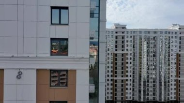 Yüksek katlı bir bina. Quadrocopter ile yapılan video. Hava manzaralı. Konforlu kasaba binaları. Modern Apartman Binaları. 