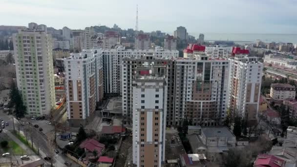 Vista aérea. Edifícios residenciais e financeiros de negócios, ruas e encruzilhadas de cima. Disparo de drone. Conforto edifícios da cidade. — Vídeo de Stock