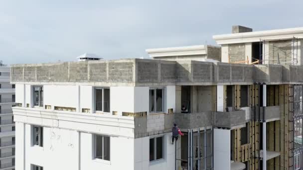 Paisaje urbano con complejo residencial. Vista aérea. Cierre aéreo frente a las ventanas moderna zona dormitorio alberga edificios — Vídeo de stock