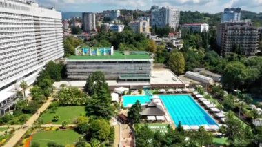 Açık yüzme havuzunda hava manzarası. Tatil köyü. Açık havuzlu modern bölge. Yukarıdan görüntüler