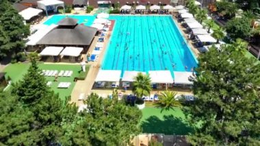 Açık yüzme havuzunda hava manzarası. Tatil köyü. Açık havuzlu modern bölge. Yukarıdan görüntüler