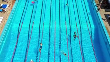 Açık yüzme havuzunda hava manzarası. Tatil köyü. Açık havuzlu modern bölge. Yukarıdan görüntüler