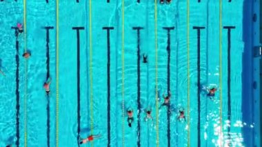 Açık yüzme havuzunda hava manzarası. Tatil köyü. Açık havuzlu modern bölge. Yukarıdan görüntüler