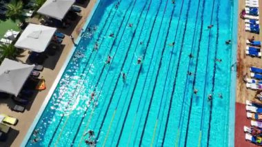 Açık yüzme havuzunda hava manzarası. Tatil köyü. Açık havuzlu modern bölge. Yukarıdan görüntüler