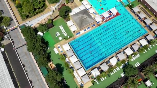 Αεροφωτογραφία στην ανοιχτή πισίνα. Στο θέρετρο. Σύγχρονο έδαφος με ανοιχτές πισίνες. Βίντεο από την κορυφή — Αρχείο Βίντεο