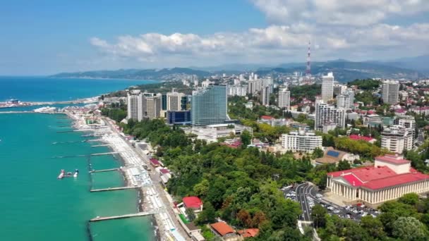 Sochi aérea Rússia cityscape skyline resort praias costeiras aterro do porto centro. Água azul do Mar Negro. Montanha paisagem natural verão dia ensolarado nuvens — Vídeo de Stock