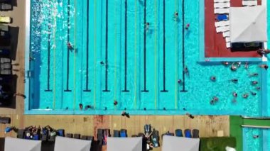 Açık yüzme havuzunda hava manzarası. Tatil köyü. Açık havuzlu modern bölge. Yukarıdan görüntüler