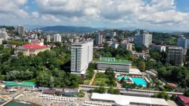 Açık yüzme havuzunda hava manzarası. Tatil köyü. Açık havuzlu modern bölge. Yukarıdan görüntüler