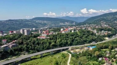  Sochi 'nin muhteşem manzaralı hava aracı çekimi. Hava görüntüsü. Şehir manzarası. Dağ ve deniz manzaralı muhteşem turistik şehir beldesi manzarasından çekiliyor..