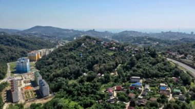  Sochi 'nin muhteşem manzaralı hava aracı çekimi. Hava görüntüsü. Şehir manzarası. Dağ ve deniz manzaralı muhteşem turistik şehir beldesi manzarasından çekiliyor..