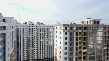 Hava görüntüsü. İkamet ve mali iş binaları, caddeler ve kavşaklar yukarıdan. İHA atışı. Rahat kasaba binaları. 