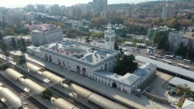 Soçi merkez tren istasyonu şehrin merkezinde inşa edilmektedir. Kuzey Kafkasya Demiryolu 'nun bir parçası. Demiryolu hatlarıyla içeriden hava manzarası. rzd. 
