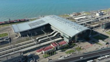 Tren İstasyonu. Soçi. Adler. - Rusya. Otoyol. Araç hareket ediyor. Şehir sokağı. Modern bina. Şehir manzarası. Şehir altyapısı. Tren istasyonu.. 