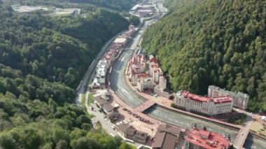Rosa Khutor Alp tatil köyü Sochi, belediye binası, yaya köprüsü, Rathaus ve güneşli bir günde merkez meydan manzarası. Roza Khutor. Dağlar. Güneşli bir gün. Oteller. Mzymta Nehri. Krasnaya polyana. 