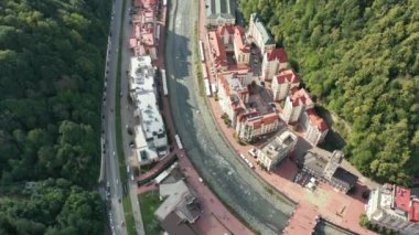 Rosa Khutor Alp tatil köyü Sochi, belediye binası, yaya köprüsü, Rathaus ve güneşli bir günde merkez meydan manzarası. Roza Khutor. Dağlar. Güneşli bir gün. Oteller. Mzymta Nehri. Krasnaya polyana. 