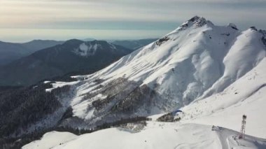 Dağ kayak merkezindeki hava görüntüleri. Kafkas dağları. Kayak merkezi Rosa Khutor. Soçi. Rusya. 
