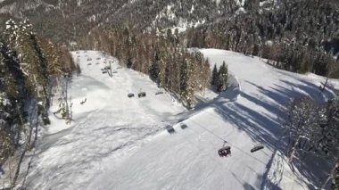 Dağ kayak merkezindeki hava görüntüleri. Kafkas dağları. Kayak merkezi Rosa Khutor. Soçi. Rusya. 