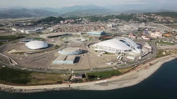 Estádio de futebol aéreo Fischt. Sochi, Adler, Rússia, Tocha Olímpica e Estádio Fisht construído para os Jogos Olímpicos de Inverno de 2014. Estádio fischt, a principal área cerimonial. Imagens 4k de alta qualidade — Vídeo de Stock