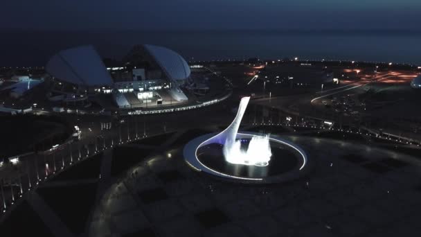 Vista aerea parco olimpico, fontana di canto, illuminazione notturna paesaggio urbano moderno Piazza principale, infrastrutture futuristiche, Best resort vista città. Sochi, russia — Video Stock